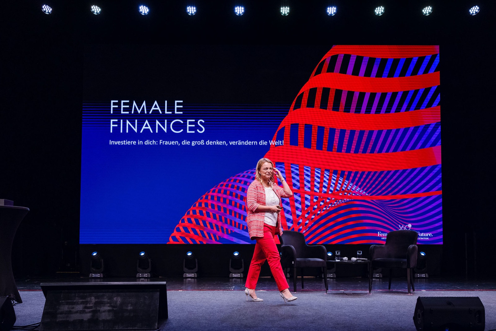 Christiane Holzinger Keynote auf der Bühne, Finanzstrategie Vortrag